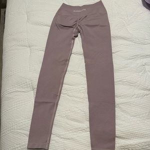 Alphalete Amplify Leggings in color viola (size small)